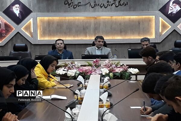 نشست مدیرکل آموزش و پرورش استان زنجان با منتخبین اعضای شورای دانش‌آموزی