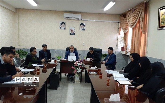 خدمت به دانش آموزان در راستای تعلیم و تربیت، برای یک معلم باعث افتخار است