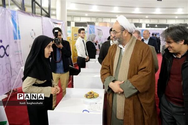 بازدیدذوعلم از نمایشگاه دستاوردهای پژوهشی در یزد