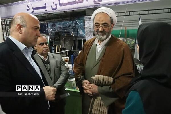 بازدیدذوعلم از نمایشگاه دستاوردهای پژوهشی در یزد