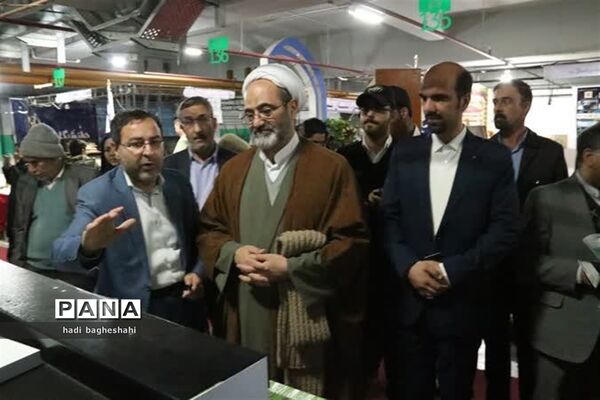 بازدیدذوعلم از نمایشگاه دستاوردهای پژوهشی در یزد