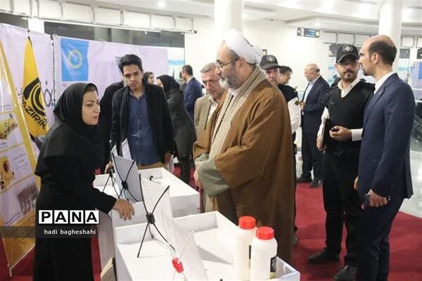 بازدیدذوعلم از نمایشگاه دستاوردهای پژوهشی در یزد