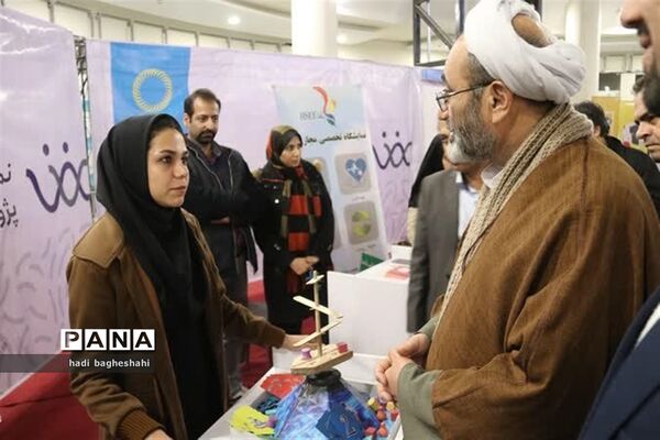 بازدیدذوعلم از نمایشگاه دستاوردهای پژوهشی در یزد