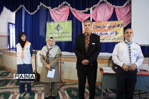 بازدید مدیرسازمان دانش‌آموزی استان از کارگاه‌های آموزشی پیشتازان