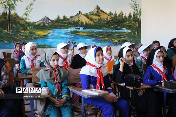 بازدید مدیرسازمان دانش‌آموزی استان از کارگاه‌های آموزشی پیشتازان