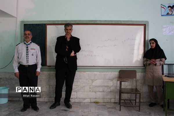 بازدید مدیرسازمان دانش‌آموزی استان از کارگاه‌های آموزشی پیشتازان