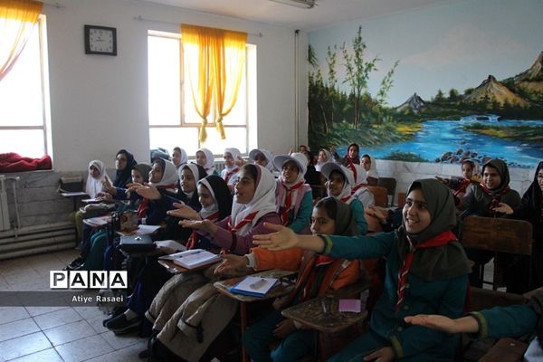 بازدید مدیرسازمان دانش‌آموزی استان از کارگاه‌های آموزشی پیشتازان