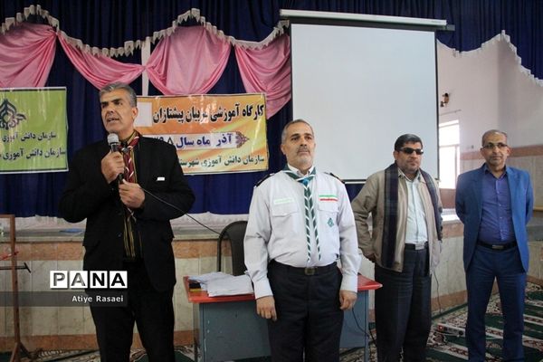 بازدید مدیرسازمان دانش‌آموزی استان از کارگاه‌های آموزشی پیشتازان