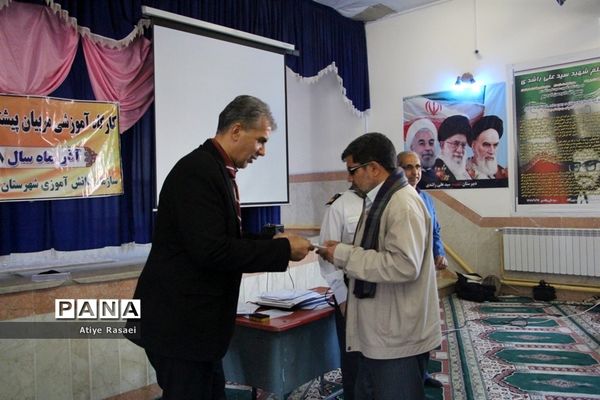 بازدید مدیرسازمان دانش‌آموزی استان از کارگاه‌های آموزشی پیشتازان