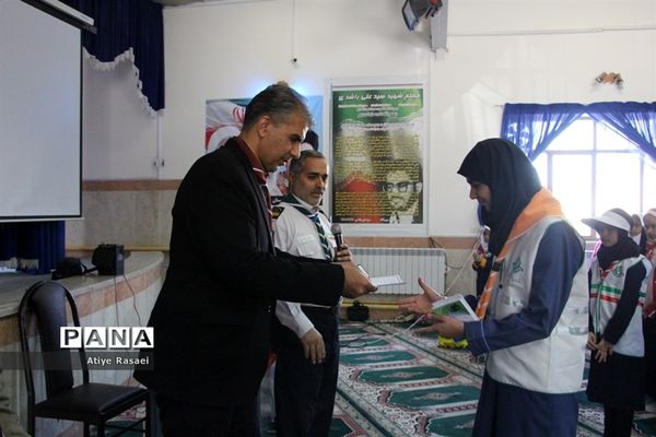 بازدید مدیرسازمان دانش‌آموزی استان از کارگاه‌های آموزشی پیشتازان