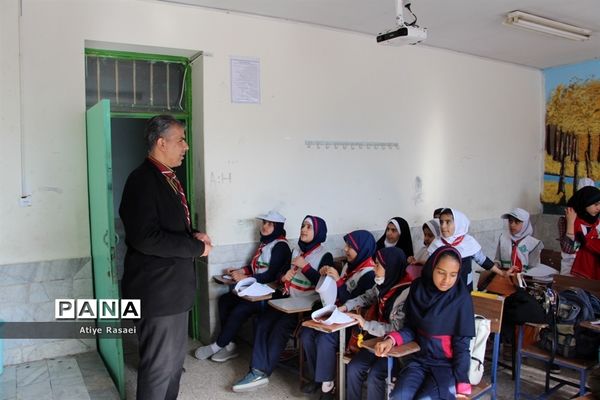 بازدید مدیرسازمان دانش‌آموزی استان از کارگاه‌های آموزشی پیشتازان