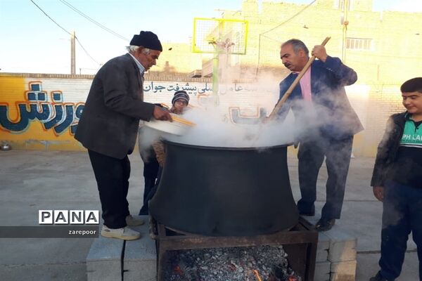 پخت آش نذری توسط دانش‌آموزان دبیرستان امیرکبیر ابرکوه