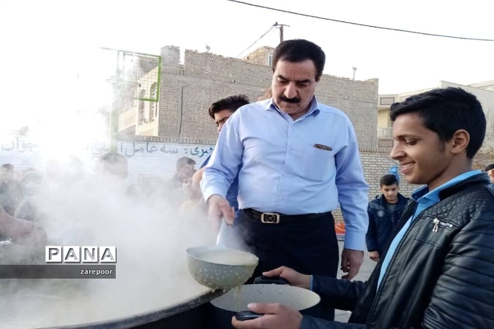 پخت آش نذری توسط دانش‌آموزان دبیرستان امیرکبیر ابرکوه