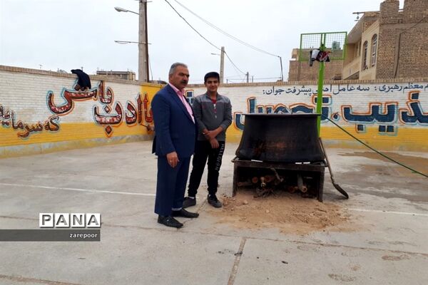 پخت آش نذری توسط دانش‌آموزان دبیرستان امیرکبیر ابرکوه