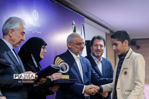 تجلیل از پژوهشگران و فناوران برتر دانش‌آموزی