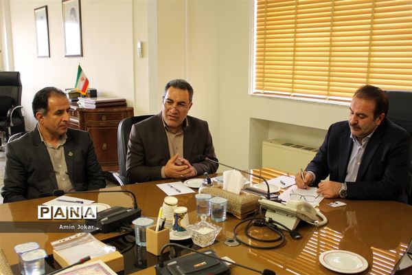 دیدار نمایندگان نهمین دوره مجلس دانش‌آموزی با استاندار فارس