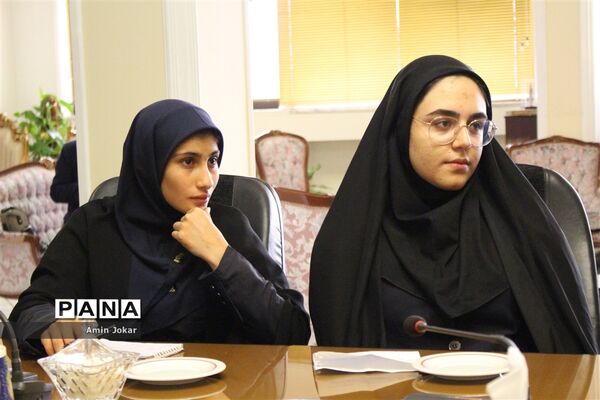 دیدار نمایندگان نهمین دوره مجلس دانش‌آموزی با استاندار فارس