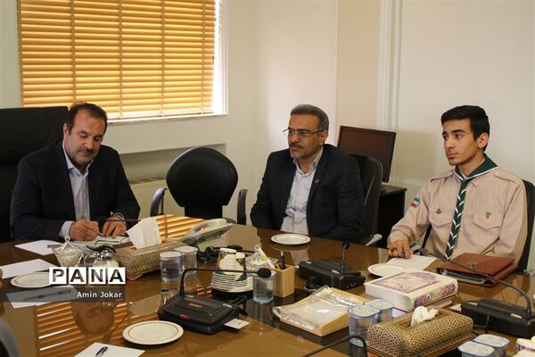 دیدار نمایندگان نهمین دوره مجلس دانش‌آموزی با استاندار فارس