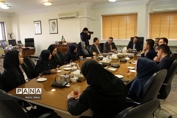 دیدار نمایندگان نهمین دوره مجلس دانش‌آموزی با استاندار فارس