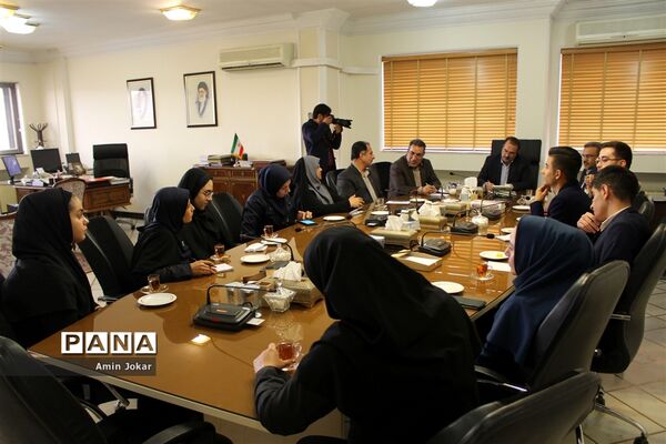 دیدار نمایندگان نهمین دوره مجلس دانش‌آموزی با استاندار فارس