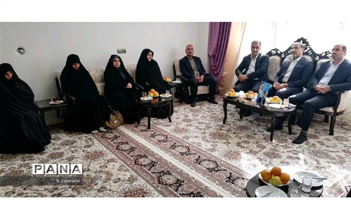 معاون سوادآموزی آموزش و پرورش اصفهان با خانواده شهید"حسین قضاوی "دیدار کرد