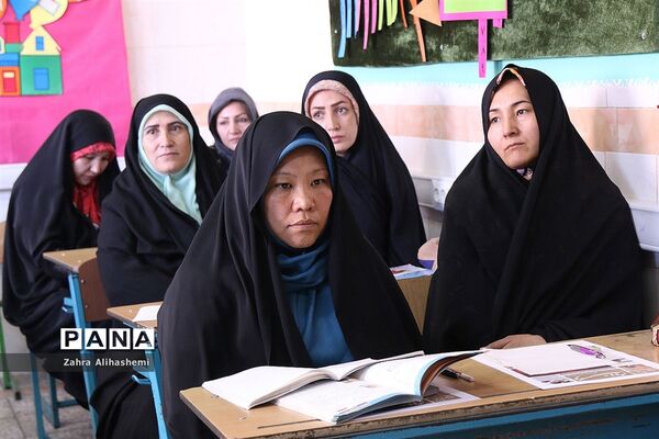 نمایشگاه صنایع دستی و دست آورده‌های سواد آموزان شهر تهران