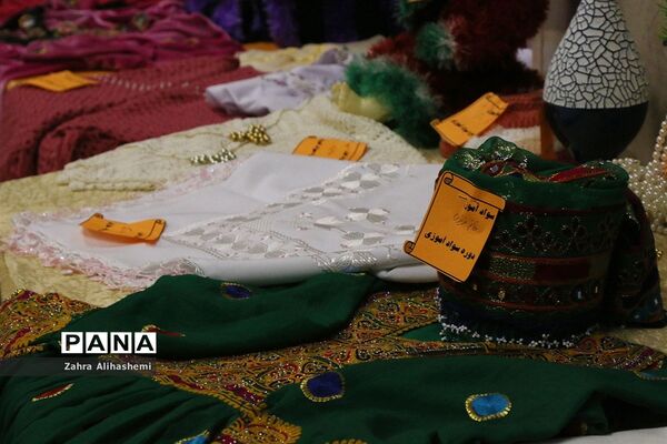 نمایشگاه صنایع دستی و دست آورده‌های سواد آموزان شهر تهران