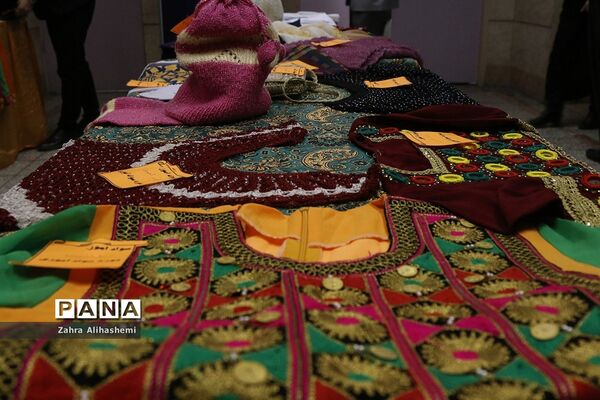 نمایشگاه صنایع دستی و دست آورده‌های سواد آموزان شهر تهران