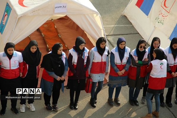 مانور زلزله در مدرسه دخترانه آیت الله صدر ناحیه یک ری