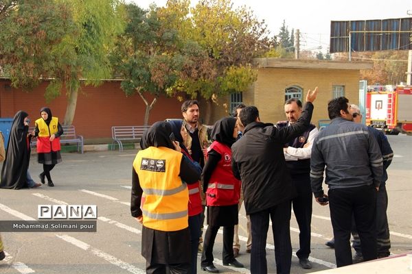 مانور زلزله در مدرسه دخترانه آیت الله صدر ناحیه یک ری