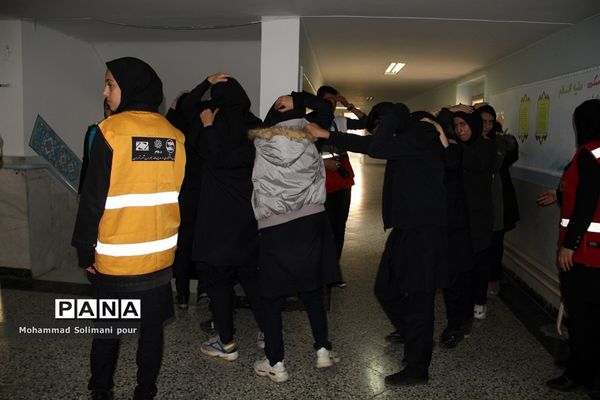 مانور زلزله در مدرسه دخترانه آیت الله صدر ناحیه یک ری