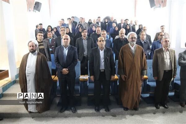 نشست مشترک معاون وزیر با معلمان دریزد