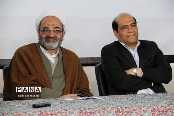 نشست مشترک معاون وزیر با معلمان دریزد