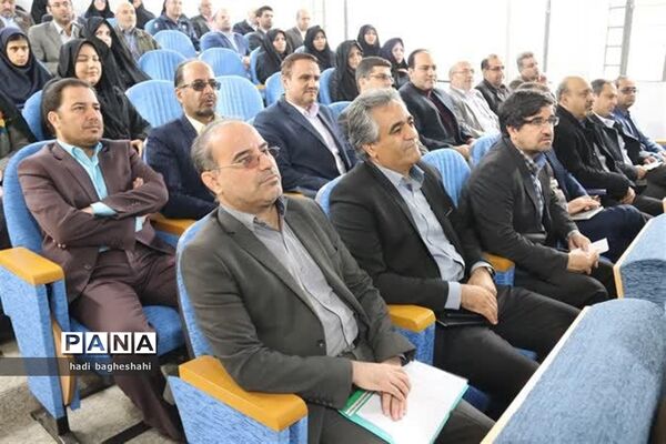نشست مشترک معاون وزیر با معلمان دریزد