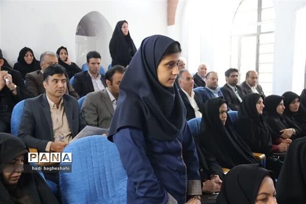نشست مشترک معاون وزیر با معلمان دریزد