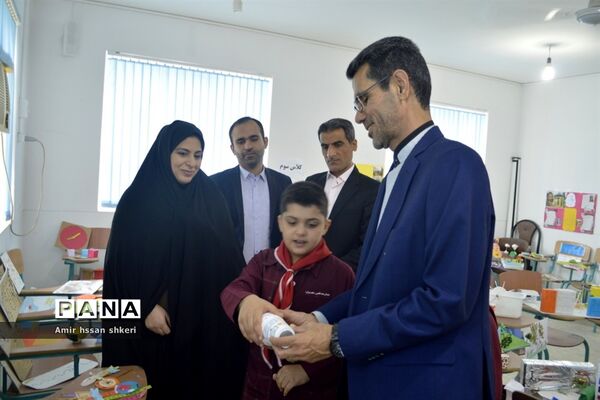 افتتاح نمایشگاه دست ساخته‌های دانش‌آموزان دبستان شهید ماهینی  بوشهر