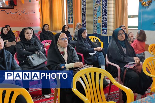 برگزاری جلسه آموزش خانواده در دبیرستان شاهد شهید قاسم سلیمانی