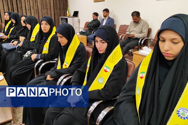 دیدار دختران دانش‌آموز سنندجی با نماینده ولی‌فقیه در کردستان 