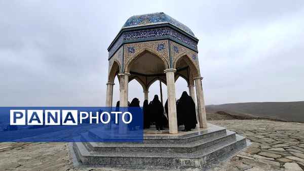 غبارروبی و عطر افشانی مزار شهدای گمنام شهر کهک 