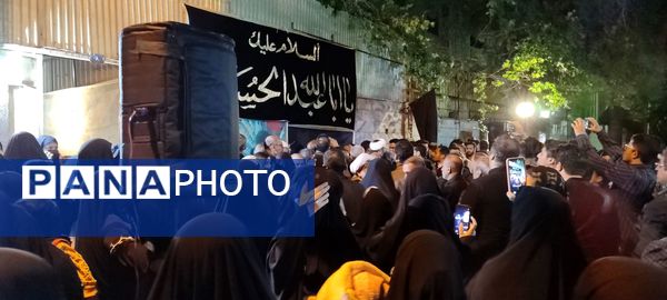 اجتماع مردم مشهدی مقابل خانه مادر شهید جمهور جهت ابراز همدردی