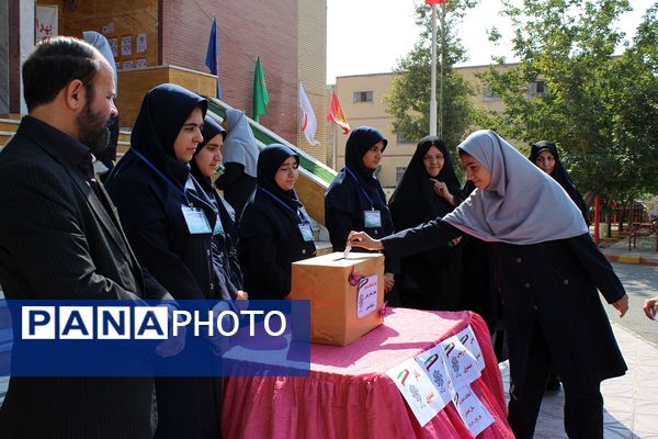 برگزاری انتخابات همیار مشاوران دبیرستان حضرت معصومه(س) ناحیه چهار کرج 