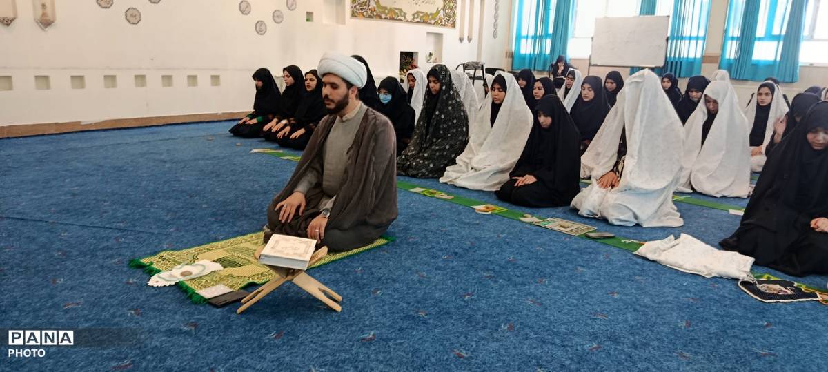 برپایی نماز جماعت با حضور پرشور دانش‌آموزان دبیرستان تیمسار فلاحی ناحیه 1 کرج 