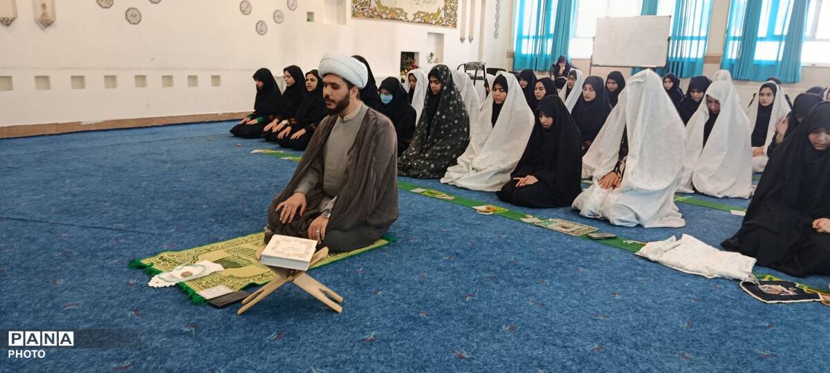 برپایی نماز جماعت با حضور پرشور دانش‌آموزان دبیرستان تیمسار فلاحی ناحیه 1 کرج 