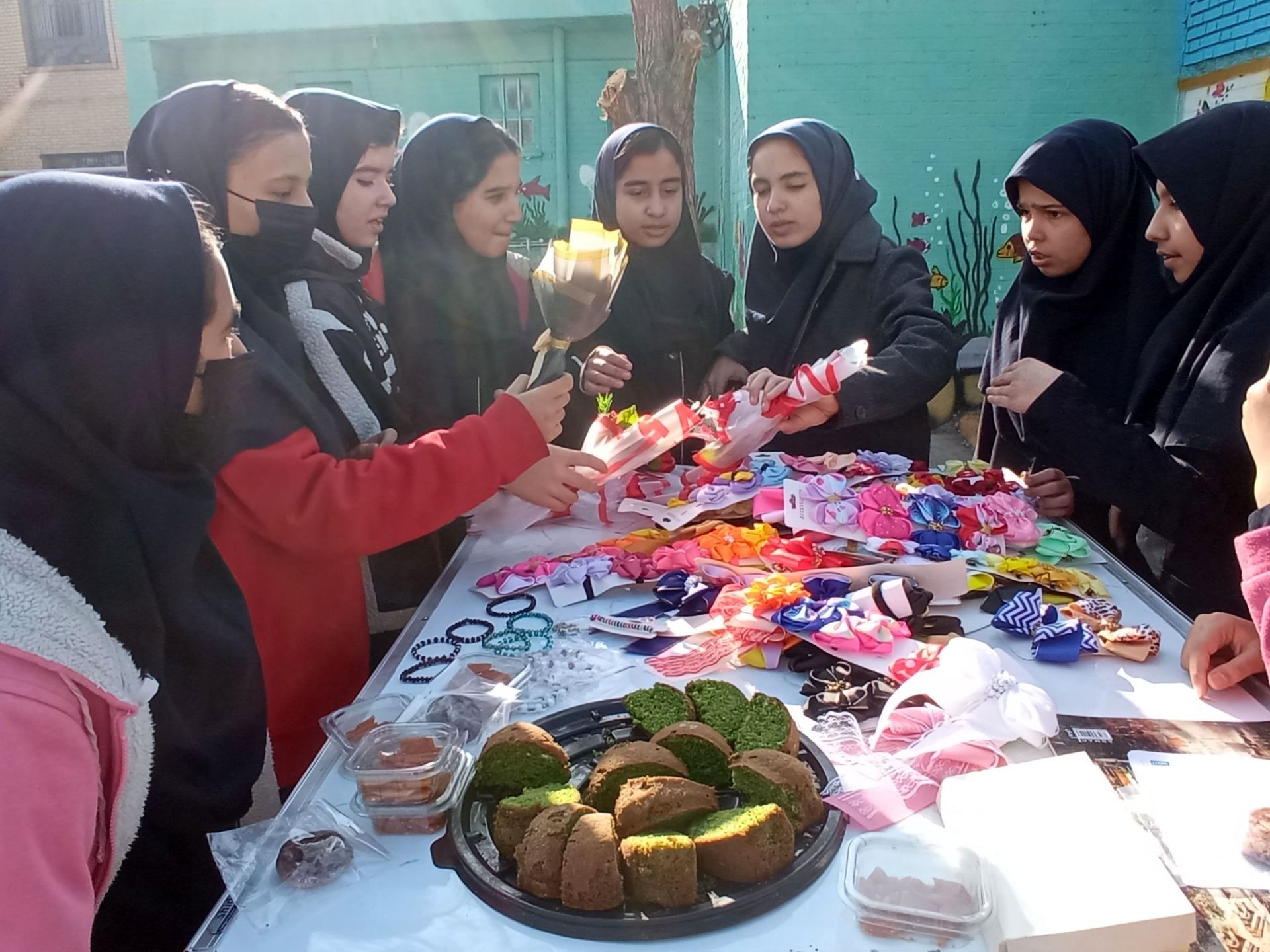 برپایی بازارچه‌ دانش‌آموزی در دبیرستان دلیری مشهد