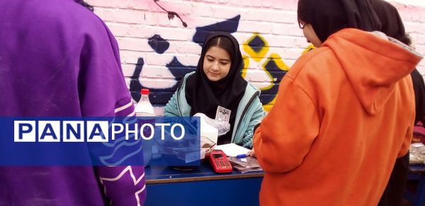 بازارچه دانش‌آموزی کسب در آمد در دبیرستان میثاق منطقه تبادکان مشهد