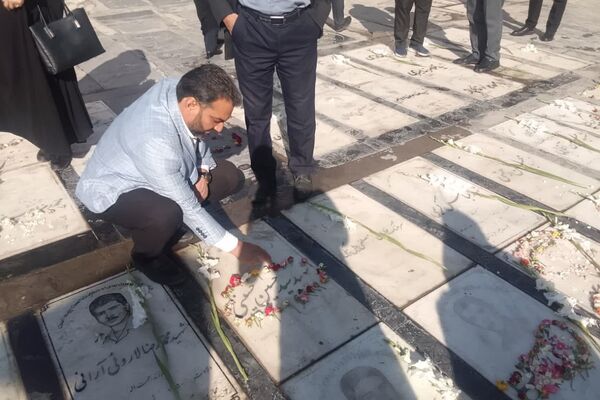 تجدید پیمان فرهنگیان ورامینی با آرمان‌های شهدا در هفته بسیج