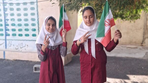 جشن باشکوه دهه فجر و پاسداشت پرچم جمهوری اسلامی در دبستان استقلال حاجی‌آباد