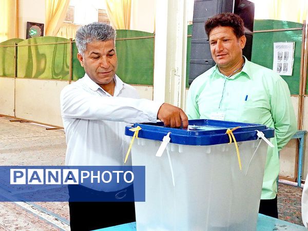 حضور گسترده مردم کاشمر در پای صندوق‌های رأی