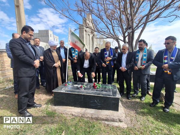 غبارروبی مزار شهدا توسط فرهنگیان و پیشتازان مهربان به‌ مناسبت روز معلم