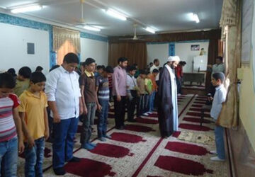 هرگاه کسی به نماز می ایستد شیطان حسودانه به او می‌نگرد